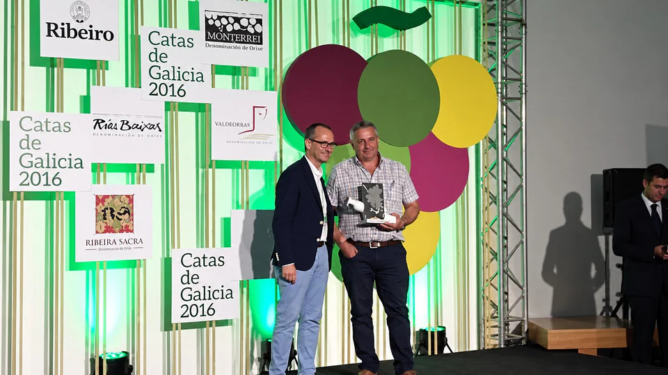Entrega de un reconocimiento en las Catas de Galicia