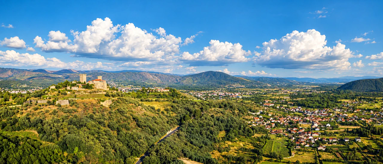 Paisaje de Monterrei y castillo de Monterrei, origen de los vinos de Adegas Daniel Fernández